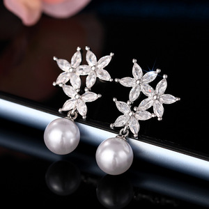 Orecchini pendenti floreali con perle finte da donna, gioielli alla moda per feste - Product Image 3