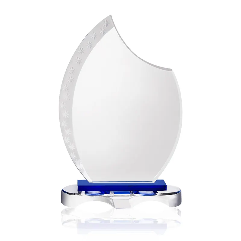 Toptan özel Logo boş cam kupa kristal ödülü temizle gravür mavi tabanı ile plaket ödül