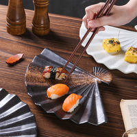 Assiette en céramique en forme d'éventail de 12 pouces, style japonais, plateau de service en porcelaine, assiette créative en forme d'éventail pour sushis, sashimi, dumplings, en-cas