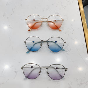 แว่นกันแดดทรงหัวใจโลหะย้อนยุค F1-9085 สำหรับผู้หญิง เลนส์ไล่เฉดสี UV400 กรอบสีทอง แฟชั่น ป้องกันแสงแดด ประเภท 3 - Product Image 1