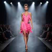 Robe de danse latine Octavia rose vif à franges pour femme, ornée de strass scintillants, costume de performance salsa et danse de salon, dos nu, à pompons, en polyester