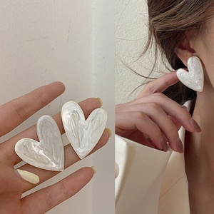 Boucles d'oreilles clous grand cœur blanc pour femme et fille, bijoux minimalistes esthétiques pour la vie quotidienne, avec goutte <span class=keywords><strong>de</strong></span> glaçure, pour <span class=keywords><strong>piercing</strong></span> d'<span class=keywords><strong>oreille</strong></span> - Product Image 2