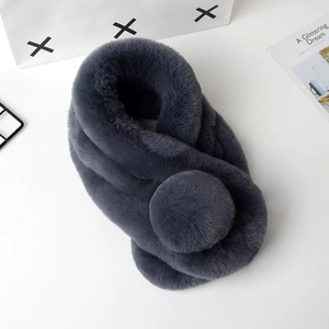 Écharpe d'hiver pour femmes en fausse fourrure de lapin artificielle de luxe ayant un silencieux à boule personnalisé - Product Image 1