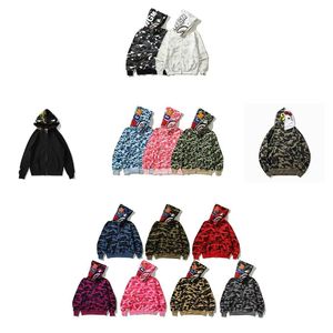 Sudadera con capucha de camuflaje versátil de la marca de moda Shark con bordado para hombre y mujer, chaqueta con doble capucha y cremallera B@pe para parejas - Product Image 1