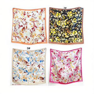 Foulard quadrato piccolo con foglie e fiori 70x70 cm con stampa alla moda per donna - Product Image 1