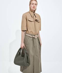 Bolso de Hombro Bottega BV Travel Campana con Silueta Arqueada en Piel Intrecciato Flexible con Cierre de Lazo Veneta - Product Image 5