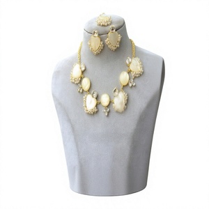 Atractivo Juego de Collar y Aretes de Perlas Chapadas en Oro de Latón de Primera Calidad, Joyería de Moda para Mujer, Regalo de Boda o Compromiso - Product Image 2