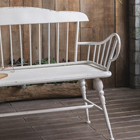 Tables, chaises, fauteuils, bancs et appuis-dos de style nordique en fer forgé pour balcon et jardin, créés par des artisans.