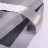 Ensemble d'emballages en carton ivoire finition mate avec poignée en ruban, coffret sur mesure doré pour boutique