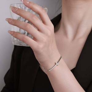 Bracelet en argent sterling S925 avec croix et moissanite - Product Image 2