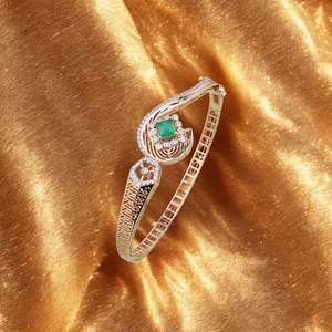 Brazalete de lujo con diamantes y esmeraldas, diseño de diseñador, joyería fina para mujer, elegante regalo de aniversario de boda - Product Image 1