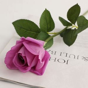 Ramo de Rosas Rojas Artificiales al por Mayor para Bodas, Día de la Madre, Decoración Navideña - Alta Calidad y Protección Ambiental - Product Image 6