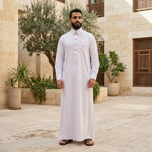 Nueva llegada: Kandura transpirable y elegante para hombre, ropa blanca de manga larga para oración y vestidos blancos tipo Jubba con botones metálicos. - Product Image 1