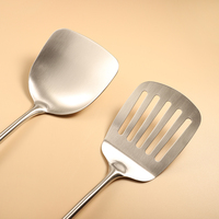 Ensemble d'ustensiles de cuisine en acier inoxydable mat : louche, cuillère et spatule pour la cuisson