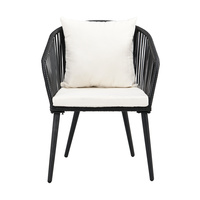 Chaise d'extérieur moderne en rotin PE noir avec coussin en tissu non tissé et pieds en métal pour cour de ferme et parc