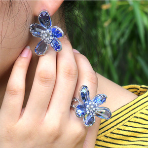 Orecchini a Perno con Grandi Fiori per Donne, Eleganti Accessori Floreali per Uso Quotidiano e Feste - Product Image 4