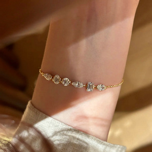 สร้อยข้อมือเงินแท้ 925 ลายใบโคลเวอร์สี่แฉกประดับเพชรโมอิสซาไนต์ทรงกลม งานแฮนด์เมดสำหรับสุภาพสตรี - Product Image 6