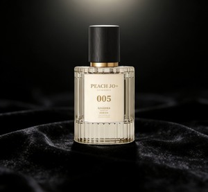 PEACH JO+ Fragancia Amaderada de Melocotón y Oud, unisex, aroma ligero y duradero. - Product Image 1