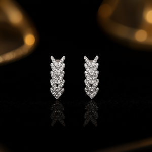 E4459 Orecchini a lobo in oro bianco con diamante taglio brillante rotondo a forma di pianta con montatura a griffe, gioielli classici da donna - Product Image 2