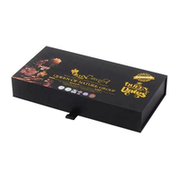 Maßgefertigte Luxus-Geschenkbox für Schokoladentrüffel mit Schwarz-Gold-Folienprägung, Magnetverschluss, Bandgriff und Goldeinsatz