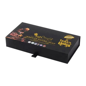 Boîte cadeau de luxe personnalisée en carton rigide noir et or avec fermeture magnétique, pour chocolats, truffes, bonbons, avec ruban de tirage et insert doré - Product Image 5