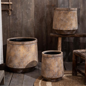 <span class=keywords><strong>Maceta</strong></span> de Arcilla Moldeada Estilo Mimbre de Bambú Extra Grande para Uso <span class=keywords><strong>en</strong></span> Interiores/Exteriores con Follaje Artificial de <span class=keywords><strong>Nandina</strong></span> y Eucalipto - Product Image 5