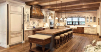 Vermonhouzz : Armoires sur mesure traditionnelles avec moulures couronnées et étagères ouvertes pour résidences de luxe
