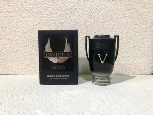 น้ำหอมกลิ่นกลางๆ คอลเลคชั่น 100 มล. สำหรับผู้ชายและผู้หญิง สีเงิน ดำ น้ำเงิน รูปทรงถ้วยรางวัล กลิ่นหอมสดชื่นแบบดอกไม้ สเปรย์น้ำหอม & รุ่นริช อิดิชั่นส์ - Product Image 2