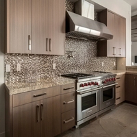 Vermonhouzz - Ensemble de meubles de cuisine modernes sur mesure avec panneaux plats, finition grain de bois foncé, et réfrigérateur encastré
