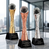 Trophée Globe Terrestre Moderne en Résine Or, Argent et Rose pour les Récompenses d'Entreprises et les Cérémonies Internationales