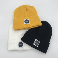 Chapeaux d'hiver en tricot côtelé épais personnalisés tuques chaudes doublées de satin avec doublure en polaire Patch de personnage de camouflage avec étiquette personnalisée