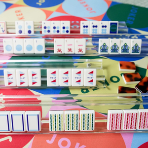 Ensemble de Mahjong en Acrylique Premium par The Mahjong House, 160 Tuiles, Base Crème, Motif Floral Iris et Jokers Colorés - Product Image 5