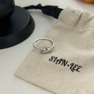 แหวนเงินแท้ S925 ดีไซน์รูปมือจับกัน ประดับเพชรแบบ Pave Setting เหมาะสำหรับใส่ทุกวัน - Product Image 1
