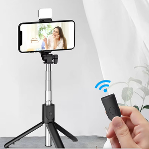 R1S Disparo Horizontal y Vertical Mini Selfie Stick portátil R1S con rotación de <span class=keywords><strong>360</strong></span> <span class=keywords><strong>grados</strong></span> Luz de relleno Trípode de soporte de teléfono plegable - Product Image 4