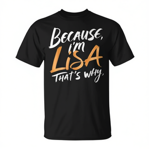 Camiseta unisex negra de cuello redondo y manga corta con serigrafía, con la frase 'Porque soy Lisa, eso es por qué'. - Product Image 2