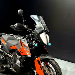Moto d'aventure <span class=keywords><strong>KTM</strong></span> 790 ADV d'occasion avec éclairage auxiliaire, trois boîtes en aluminium, protège-mains, faible kilométrage 5000 km, entièrement modifiée pour le tourisme - Product Image 1