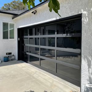 Portes de garage personnalisées sans cadre à pleine vue sans couture intérieur-extérieur Portes de garage sectionnelles en verre transparent à vendre - Product Image 1