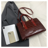 Sac à bandoulière classique tendance, grande capacité, sac fourre-tout de loisirs pour les courses quotidiennes et les voyages, directement de l'usine