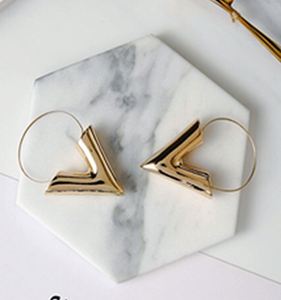 Boucles d'oreilles tendance en promotion, style simple en métal, en forme de lettre V, pour femme, idéal comme cadeau - Product Image 5