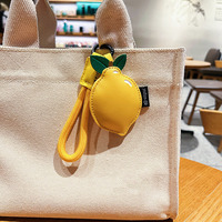 Porte-clés de fruits miniature haut de gamme, exquis, écologique et durable, avec design mignon citron et cerise, en cuir PU, accessoire de sac pour petits objets