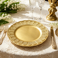 Assiettes de présentation de luxe dorées Wojia 13 pouces, bord festonné géométrique en relief, en plastique thermolaqué pour la mise en table de fête