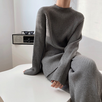 Ensemble tricoté ample personnalisé 2025 printemps nouvelle mode pour les femmes: pull à fente de couleur unie et pantalon à jambes larges ensemble deux pièces