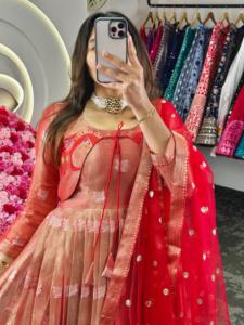Robe en soie Kota du sud de l'Inde de qualité supérieure en rose avec tissage Zari et Dupatta - Product Image 5