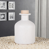 Diffuseur de parfum en verre avec bouchon en liège, forme cône, membrane irrégulière, côtelé léger, uni, essentiel, vert