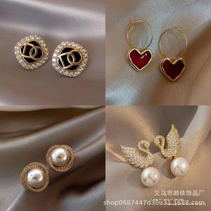 Venta al por mayor nuevos pendientes de tuerca de plata S925 perla de moda Hada explosiva pequeña joyería de temperamento Simple fresca para bodas - Product Image 4