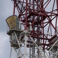 Tour de télécommunication cellulaire triangulaire TIA-222-G 5G/4G LTE - Mât radio en acier à 3 pieds avec structure tubulaire en treillis
