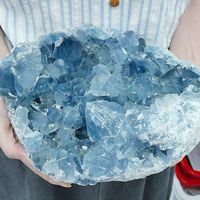 Offre Spéciale : Grappe de Célestite Bleue en Cristal Naturel Poli, Forme Irrégulière, Tailles Personnalisables pour Décoration de Mariage