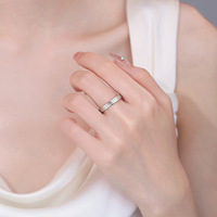 Cincin Moissanite Perak S925 Berkualitas Tinggi dengan Permukaan Halus Bergaris Berlapis-lapis, Keren dan Minimalis, Serbaguna untuk Dipakai Wanita.