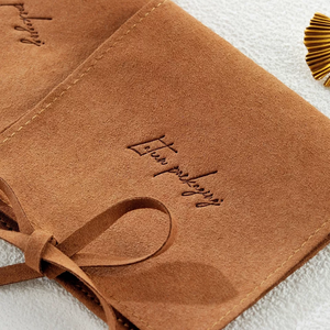 Sacs d'emballage pour bijoux de haute qualité avec logo personnalisé en relief, petits sacs en microfibre avec nœud papillon 8*8cm, pochette pour bijoux - Product Image 4