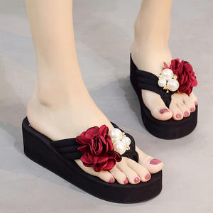 Tongs de plage compensées antidérapantes pour femmes, style coréen, à semelle épaisse, motif floral, pour l'extérieur - Product Image 1